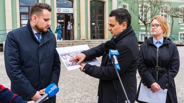O zmianę planu dotyczącego studium uwarunkowań i kierunków zagospodarowania przestrzennego w Szczecinie - apelują do prezydenta Piotra Krzystka, szczecińscy radni Prawa i Sprawiedliwości. Jak twierdzą najnowszy plan zagospodarowania miasta na na najbliższych kilka lat, zabetonuje miasto i będzie rajem deweloperów. - Jesteśmy drugim miastem w Polsce pod względem wzrostu cen mieszkań, ponieważ urzędnicy pozwalają na ich budowę w najbardziej prestiżowych lokalizacjach - podkreśla Marcin Pawlicki, szczeciński radny PiS.