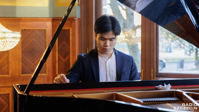 Trzema bisami i owacjami na stojąco zakończył się w sobotę w Willi Lentza w Szczecinie recital młodego, utalentowanego pianisty, Jima-Isaaca Chua.