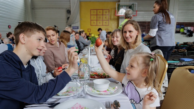 Na stołach pojawiła się biała kiełbasa, jajka, sałatki i wędliny. Kilkadziesiąt osób wzięło udział w wielkanocnym obiedzie, jaki w niedzielę zorganizowano dla obywateli Ukrainy, którzy przebywają w punktach recepcyjnych przy ulicy Sowińskiego.