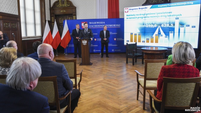 13 samorządów naszego regionu otrzymało w poniedziałek dotację na budowę i remont 14 dróg lokalnych.