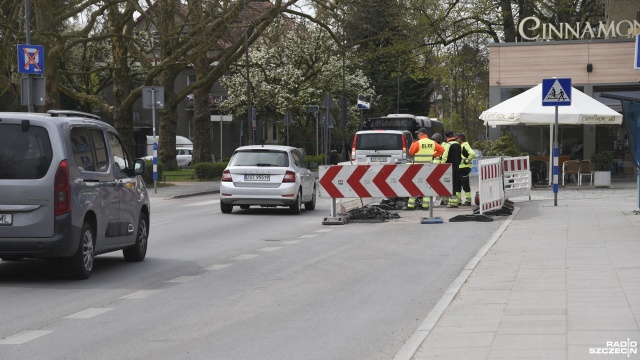 Kolejne utrudnienia dla kierowców pojawiły się w poniedziałek na ulicy Piotra Skargi w Szczecinie. Na wysokości Pomnika Czynu Polaków rozpoczęła się wymiana sieci wodociągowej.