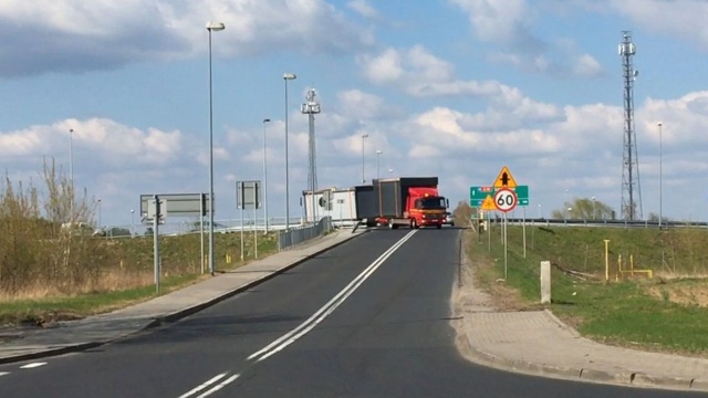 Jeden z zakrętów wjazdu z S10 jest zbyt ostry i ciężarówki regularnie wjeżdżają na przeciwległy pas. Wykonawca dwa tygodnie temu w ramach naprawy poszerzył jezdnie o ok. metr.
