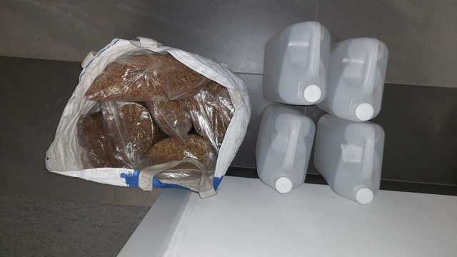 50 kilogramów wyrobów tytoniowych i 100 litrów alkoholu bez akcyzy zabezpieczyli policjanci ze świdwińskiej komendy. Właścicielowi trefnego towaru oprócz jego przepadku, grozi kara grzywny i pozbawienia wolności.