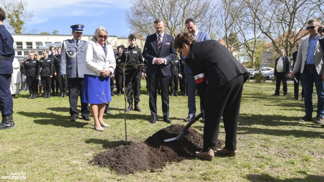 Na dziedzińcu VII Liceum Ogólnokształcącego w Szczecinie odbyła się uroczystość posadzenia Dębu Pamięci dla uhonorowania aspiranta Policji Państwowej, Jana Kazimierza Kowalskiego zamordowanego przez NKWD w Twerze 1940 r.