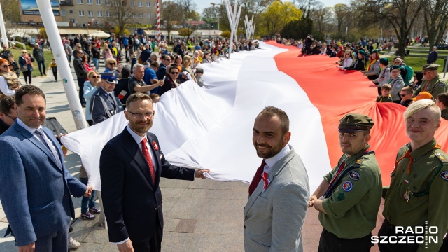 Podniesienie flagi na maszt przez żołnierzy 12. Szczecińskiej Dywizji Zmechanizowanej i odegranie hymnu państwowego przez Orkiestrę Wojskową ze Świnoujścia. Tak wyglądały obchody Dnia Flagi Rzeczypospolitej w Międzyzdrojach z udziałem zachodniopomorskiego wojewody.