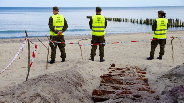 Niewybuchy na plaży w Podczelu. Niebezpiecznego odkrycia dokonali pasjonaci militariów. To niewybuchy bomb lotniczych z czasów II Wojny Światowej, w sumie ponad dwadzieścia sztuk.