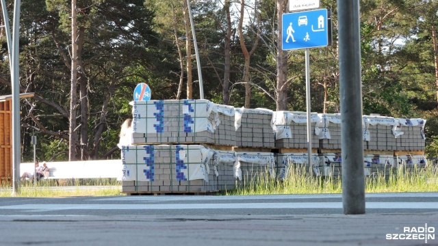 W Świnoujściu wciąż trwa spór o spękane płyty na promenadzie. Minęły dwa lata od remontu nawierzchni, a usterki wciąż wychodzą. Jeszcze przed wakacjami wymieniony zostanie kolejny odcinek nawierzchni.