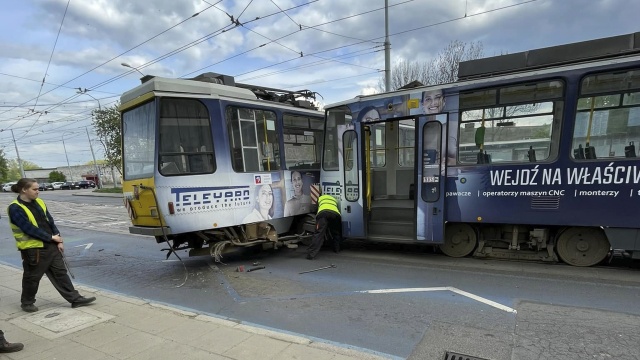 Wykolejony tramwaj zablokował przejazd nie tylko komunikacji miejskiej ale i samochodów osobowych ulicą Wiszesława nad Odrą.