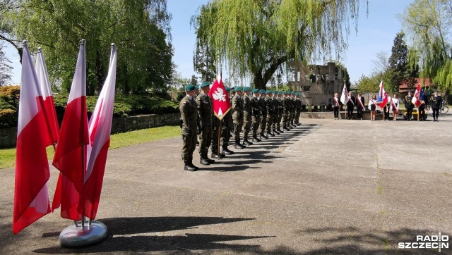 Obchody 77. rocznicy Narodowego Dnia Zwycięstwa zgromadziły na Międzynarodowym Cmentarzu Wojennym w Stargardzie przedstawicieli władz miasta i powiatu, dowództwo Garnizonu Stargard, a także środowiska kombatantów.