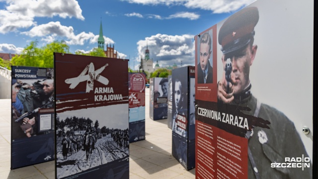 Fenomen polskiego państwa podziemnego i historia Armii Krajowej - to prezentuje wystawa na placu Solidarności w Szczecinie.