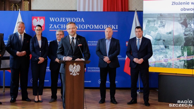 107 kilometrów dróg za kwotę pięciu i pół miliarda złotych jest budowanych w naszym regionie - zaznacza wojewoda zachodniopomorski, Zbigniew Bogucki. Najwięcej kilometrów dróg, bo aż 81 stanowi budowa dróg ekspresowych. - Również ważna jest rozbudowa węzłów drogowych wokół Szczecina - podkreśla Bogucki.