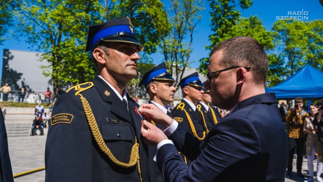 Podziękowaniami za służbę oraz życzeniami bezpiecznego powrotu z akcji gaśniczej rozpoczęły się uroczystości w łobeskim amfiteatrze. To z okazji wojewódzkiego Dnia Strażaka.