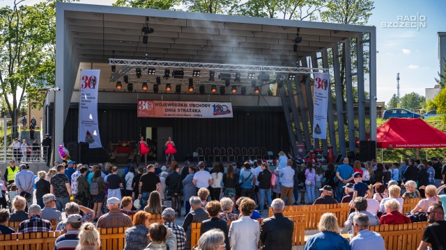 Przysmaki serwowane przez członkinie koła Gospodyń Wiejskich, konkursy dla dzieci oraz pokaz sprzętu policyjnego i strażackiego - w Łobzie trwa festyn z okazji Wojewódzkiego Dnia Strażaka.