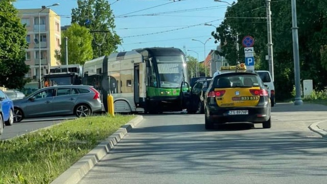 Kolizja samochodu osobowego z tramwajem linii nr 10 na ulicy potulickiej w Szczecinie.