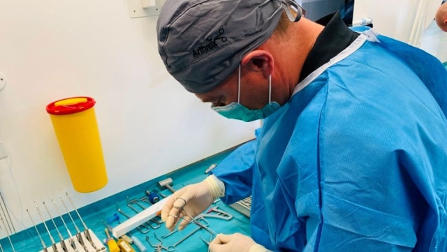 Zwykle szkolą się na salach operacyjnych lub wykładowych - tym razem nowych technik uczyli się w samochodzie. To ortopedzi ze Szpitala Wojewódzkiego w Szczecinie. Przed placówką w Zdunowie zaparkowała dziś sala operacyjna na kółkach. Mobilne laboratorium jest w pełni wyposażone.