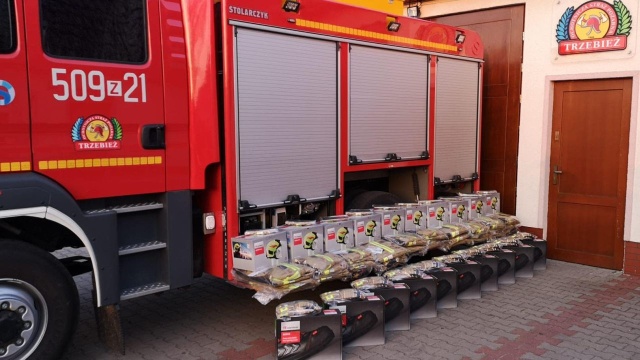 Hełmy, rękawice, obuwie bojowe, kominiarki pożarnicze. 10 nowych zestawów wyposażenia osobistego dostali strażacy z Trzebieży.