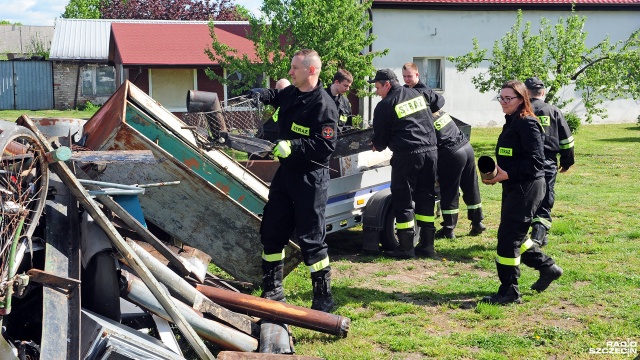 Zbierają złom, by kupić nowy wóz - to strażacy z OSP w Wapnicy w gminie Suchań. Jak mówią, nie mają czym jeździć do pożarów.