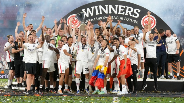 Piłkarze Eintrachtu Frankfurt wygrali Ligę Europy. W finale w Sewilli, Eintracht w rzutach karnych pokonał szkockie Rangers FC.