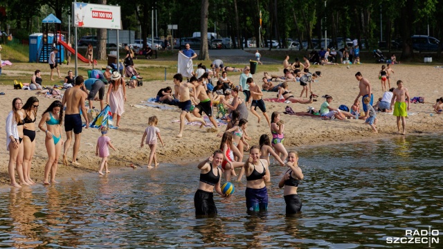 Oficjalnie, sezon na kąpieliskach rusza dopiero za miesiąc a Głębokie w Szczecinie już przeżywa oblężenie.