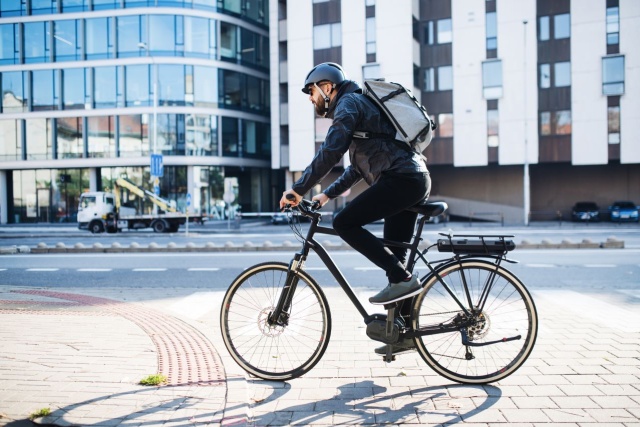 Na ulicach coraz częściej można zaobserwować osoby jeżdżące w kasku rowerowym. Wielu innych użytkowników zastanawia się, czy to tylko efekt mody, czy może nowy obowiązek wynikający z przepisów prawa. Jak to wygląda w praktyce