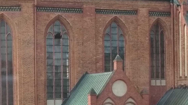 Wiatr wyrządził szkody w oknie szczecińskiej katedry. Podczas sobotniej wichury silny podmuch wepchnął do środka zabezpieczenie szyby, która razem ze szkłem wpadła do środka świątyni.