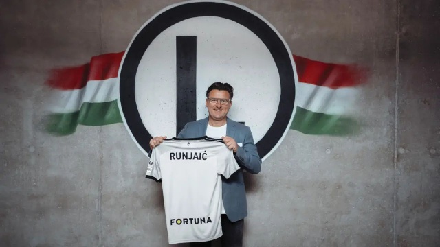 Kosta Runjaić został nowym trenerem piłkarzy Legii Warszawa. 50-letni szkoleniowiec związał się z klubem umową obowiązującą do końca sezonu 202324.
