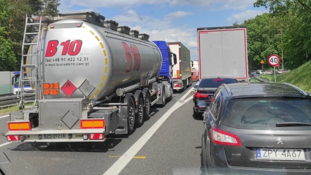 Duże utrudnienia na drogach mają kierowcy na drogach Szczecina i regionu.