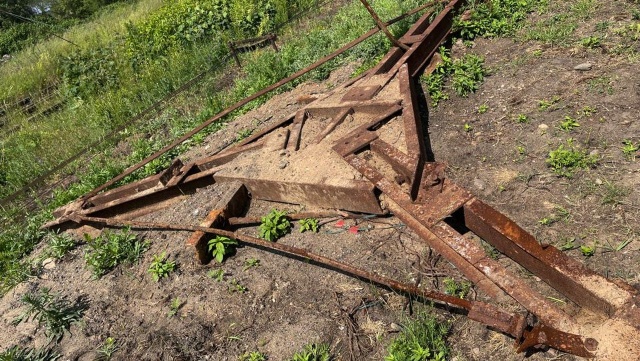To jeden z rzadszych zachowanych zabytków techniki wojskowej w Szczecinie. Podstawę działa fortecznego z czasów II wojny światowej znaleziono w Podjuchach podczas prac przy moście kolejowym.