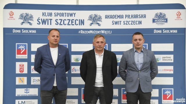 Mariusz Kuras został w piątek oficjalnie przedstawiony jako nowy trener piłkarzy trzecioligowego Świtu Szczecin.