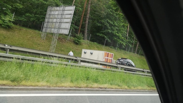 Dwa samochody zderzyły się na autostradzie A6.