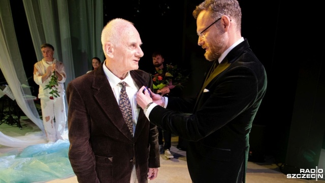 Leszek Zalewski - aktor i reżyser oraz uznany recytator i popularyzator poezji odebrał dziś - z rąk Wojewody Zachodniopomorskiego Zbigniewa Boguckiego - srebrny medal Zasłużony Kulturze Gloria Artis.