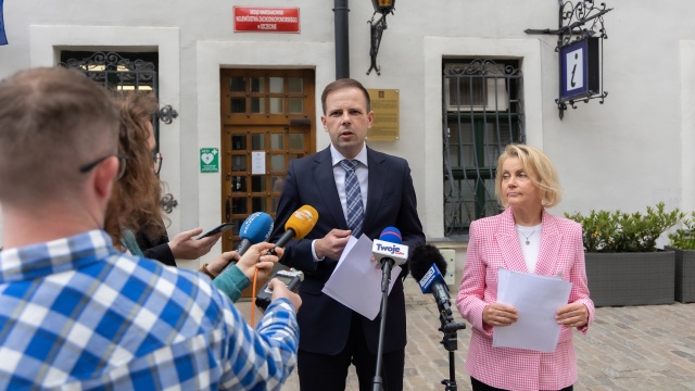 Czy marszałek Olgierd Geblewicz wykorzystywał służbowy samochód do prywatnych celów To sprawdza prokuratura. Pytają też opozycyjni radni Prawa i Sprawiedliwości w województwie. Marszałek zabiera głos i uderza w prokuraturę oraz PiS.