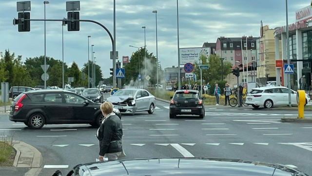 Dwa samochody osobowe zderzyły się na prawobrzeżu Szczecina.