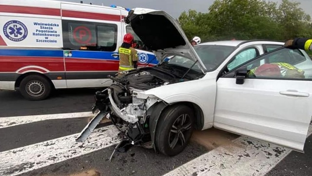 Na autostradzie A6 samochód osobowy zderzył się z ciężarówką.