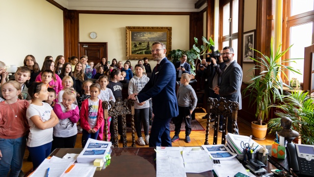 Dzieci z przedszkola Żagielek oraz Placówek Wsparcia Dziennego Towarzystwa Przyjaciół Dzieci z gminy Chociwel z okazji Dnia Dziecka odwiedziły Wojewodę Zachodniopomorskiego. Maluchy mogły zasiąść w fotelu wojewody, wejść na wieżę urzędu podziwiając panoramę Szczecina, a także zobaczyć od środka wóz strażacki, czy radiowóz policji. Jak na dzień dziecka przystało dzieci dostały od Zbigniewa Boguckiego, plecaki wypełnione prezentami.