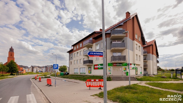 Mieszkańcy bloku przy ulicy Armii Krajowej w Stargardzie zarzucają deweloperowi, że unika odpowiedzialności za szkody powstałe po pęknięciu konstrukcji budynku.