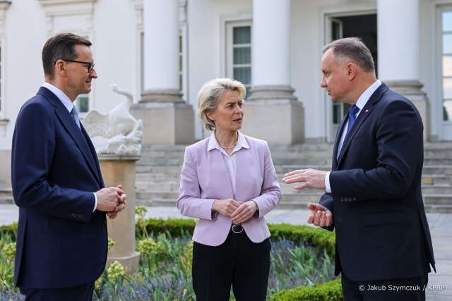 Szefowa Komisji Europejskiej w Polsce, mówiąc o wypłacie funduszy w ramach Krajowego Programu Odbudowy, podkreśliła że pieniądze te muszą być wydawane w warunkach rządów prawa.
