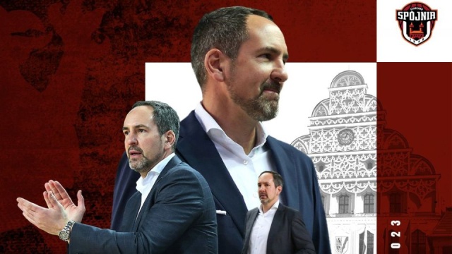 Sebastian Machowski został nowym trenerem koszykarzy PGE Spójni Stargard. Urodzony w Berlinie Niemiec polskiego pochodzenia zastąpił na tym stanowisku dotychczasowego szkoleniowca biało-bordowych Macieja Raczyńskiego.