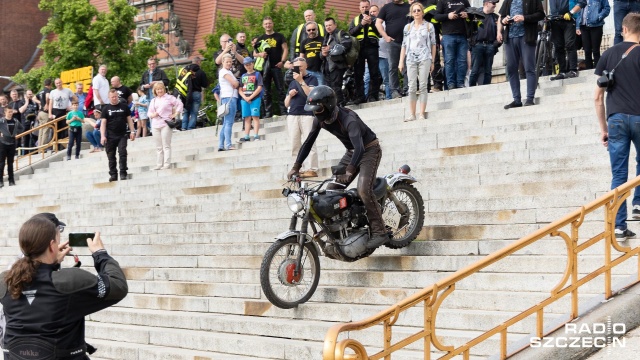 Kilku śmiałków z grupy motocyklowej Dziki Junak odważyło się wjechać po schodach na Wałach Chrobrego. Wydarzenie pod hasłem Junak szczecińska legenda odbyło się w ramach Międzynarodowych Dni Archiwów.