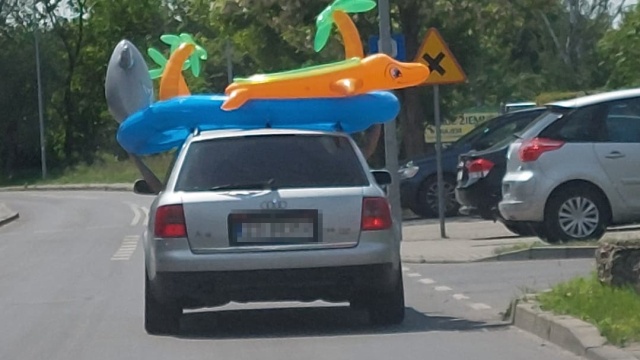 Wyjątkową fantazją wykazał się szczeciński kierowca i jego pasażerowie. Na dachu samochodu przewozili nadmuchany gumowy basen z palmami.