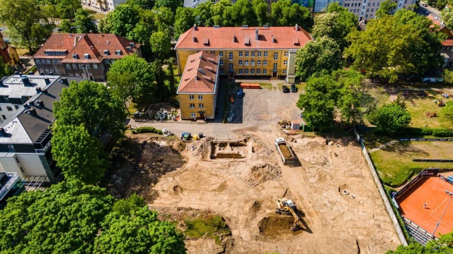 Boisko do piłki ręcznej, koszykówki i siatkówki powstaje przy Liceum Ogólnokształcącym z Oddziałami Integracyjnymi przy al. Wojska Polskiego w Szczecinie. Wszystko powinno być gotowe po wakacjach.