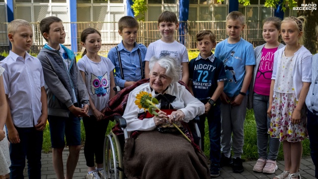 Legendarna łączniczka Armii Krajowej obchodzi dziś 97. urodziny. Podpułkownik Danutę Szyksznian-Ossowską odwiedzili dziś bliscy i znajomi, a także dzieci ze Szkoły Podstawowej numer 14, której patronką jest jubilatka.
