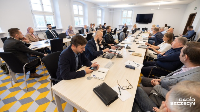 Co zrobić, żeby uniknąć zalewania niektórych dzielnic miasta w czasie nawałnic tak stało rok temu, gdy woda zniszczyła mienie Szczecinian Po dwóch godzinach dyskusji radnych komisji komunalnej, urzędników z dwóch wydziałów i czterech instytucji, szefowa rady osiedla Krzekowo-Bezrzecze podsumowała, że najlepiej to się stamtąd wyprowadzić.
