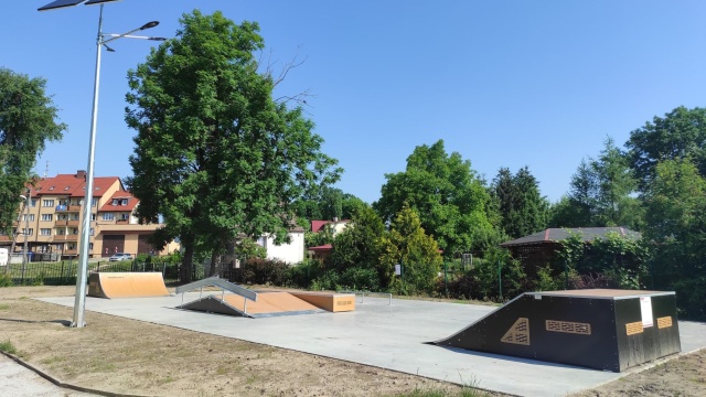 Jest niewielki, ale ucieszy miłośników rolek i deskorolek - w Mieszkowicach powstał skatepark.