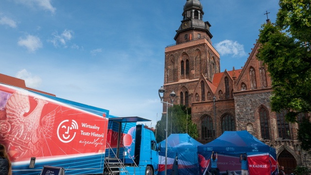Objazdowy Wirtualny Teatr Historii - Niepodległa odwiedza obecnie Gryfino. Ogromny TIR i dwa namioty rozbite zostały na placu Księcia Barnima I.
