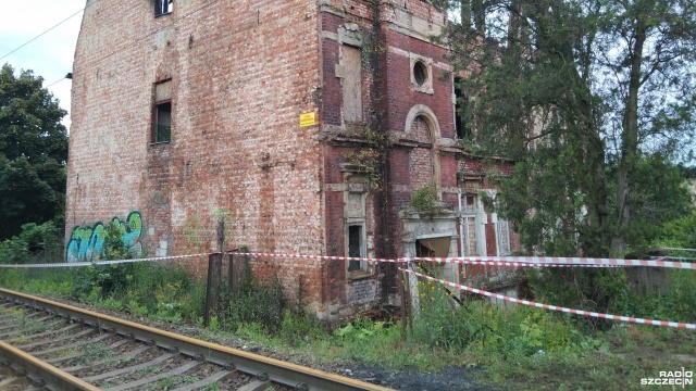 Linia kolejowa przy spalonej kamienicy zamknięta dla ruchu pociągów