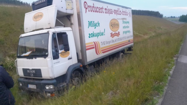 Ciężarówka wpadła do rowu na trasie S6. Do zdarzenia doszło na wysokości miejscowości Błotnica.