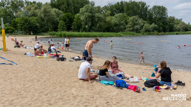 Są nowe boiska, plac zabaw, pomost i altanki. Ruszył sezon na kąpielisku Dąbie w Szczecinie. To pierwszy po remoncie obiektu.