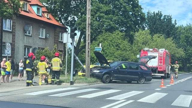 Dwa samochody osobowe zderzyły się na ul. Goleniowskiej w Szczecinie.