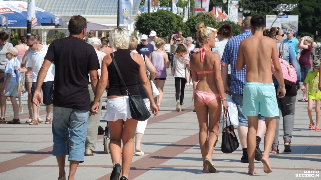 Dla tych, którzy wzięli urlop, długi czerwcowy weekend wciąż trwa. Sprawdziliśmy co dzieje się na świnoujskiej promenadzie i jak wielu turystów przyjechało zobaczyć morze.